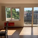 Jolie Studio Avec Vue Sur L\'Atomium