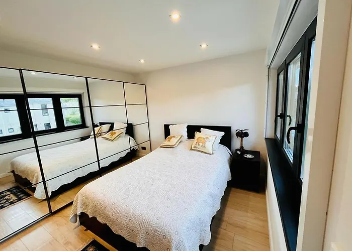 Town House With Garden - 1 Room With Shared Bathroom