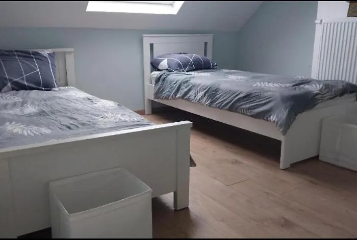 Chambre Deux Lits Celibataires 3Eme Etage Petite Cle Rouge