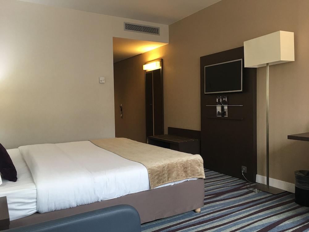 Hotel Mercure Centre Midi 4*