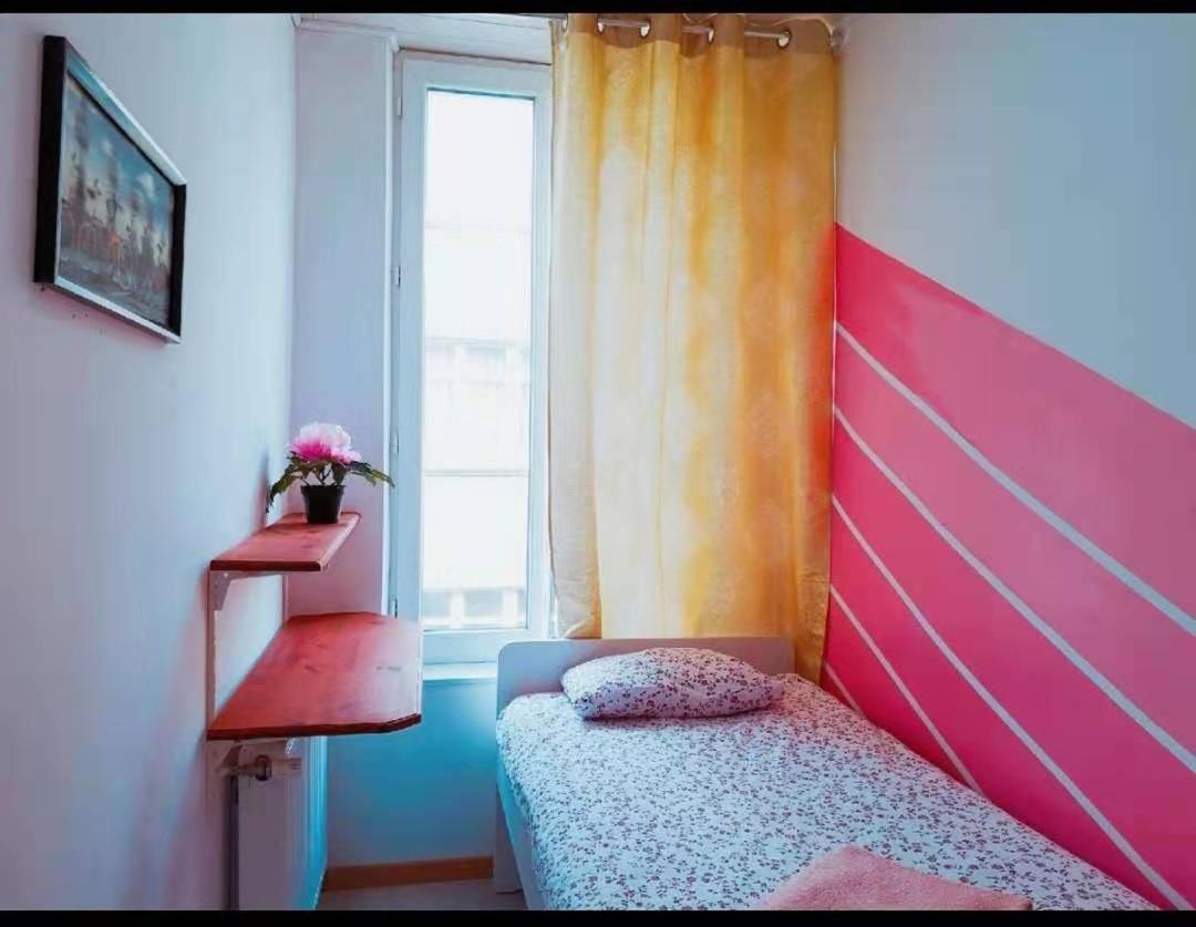A Private With Share The Bathroom *