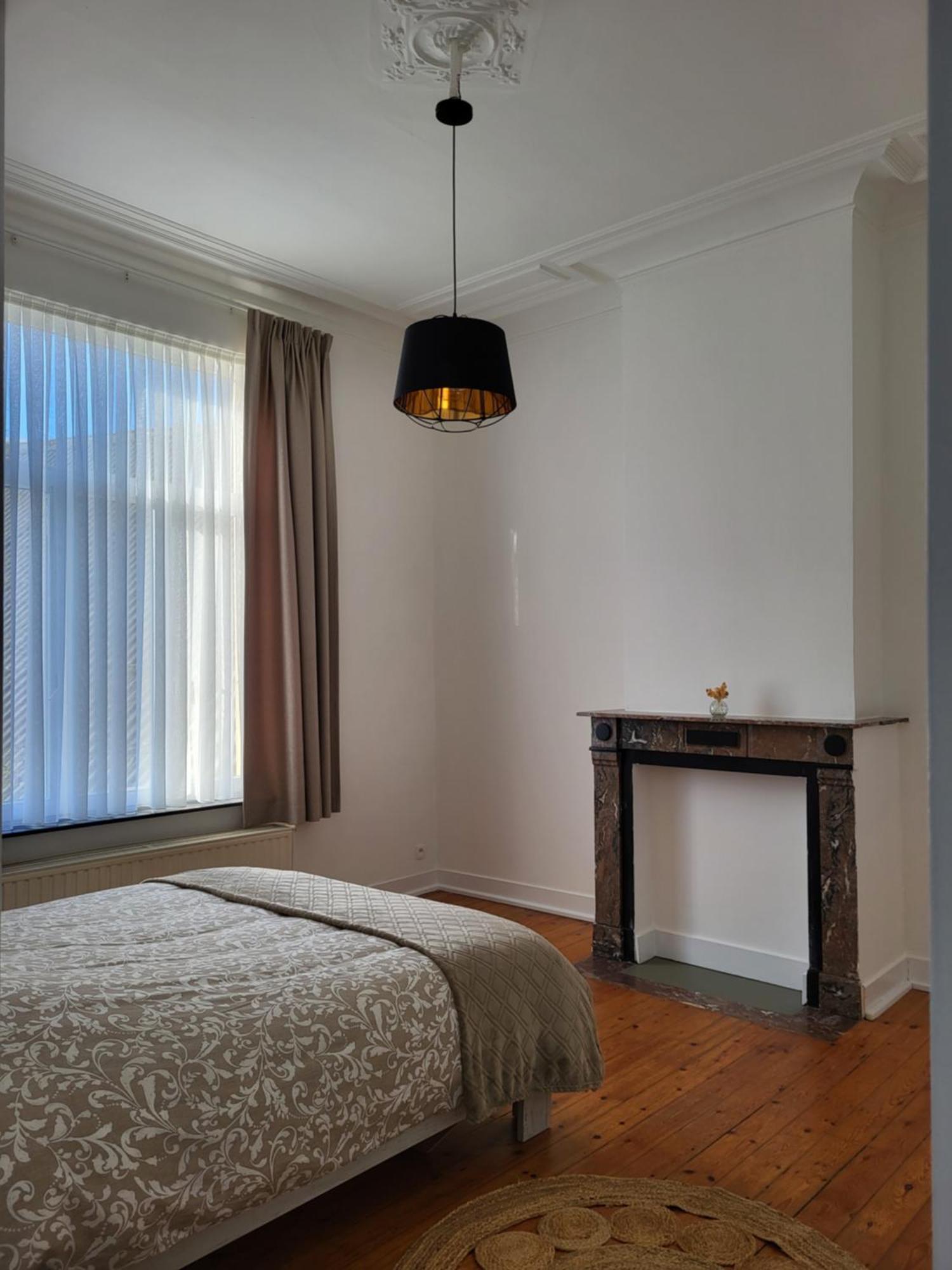 Bed & Blockchain Private With Shared Bathroom
