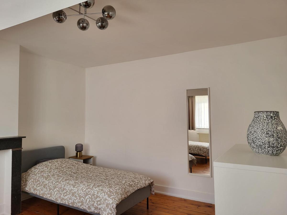Bed & Blockchain Private With Shared Bathroom