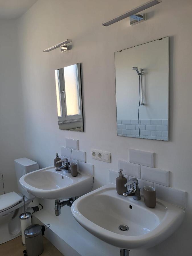 Bed & Blockchain Private With Shared Bathroom