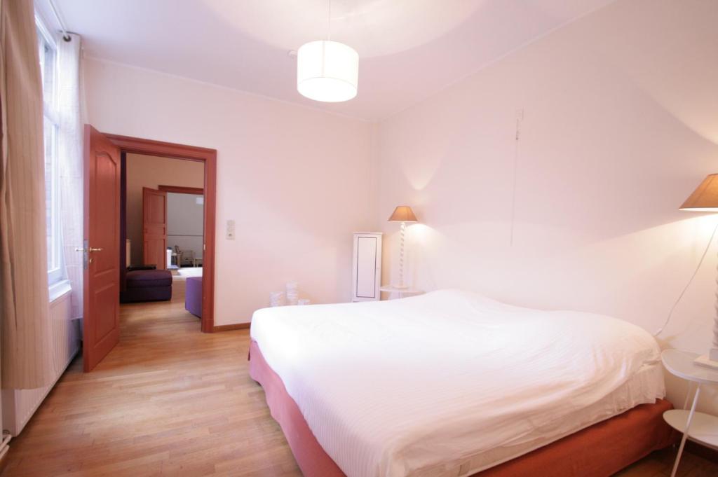 Trone Apartment