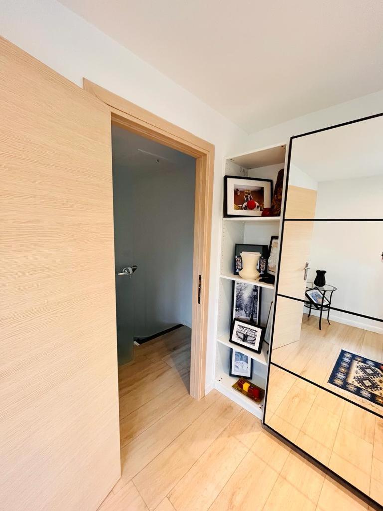 Town House With Garden - 1 With Shared Bathroom Homestay