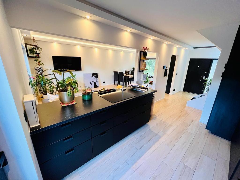Homestay Town House With Garden - 1 With Shared Bathroom