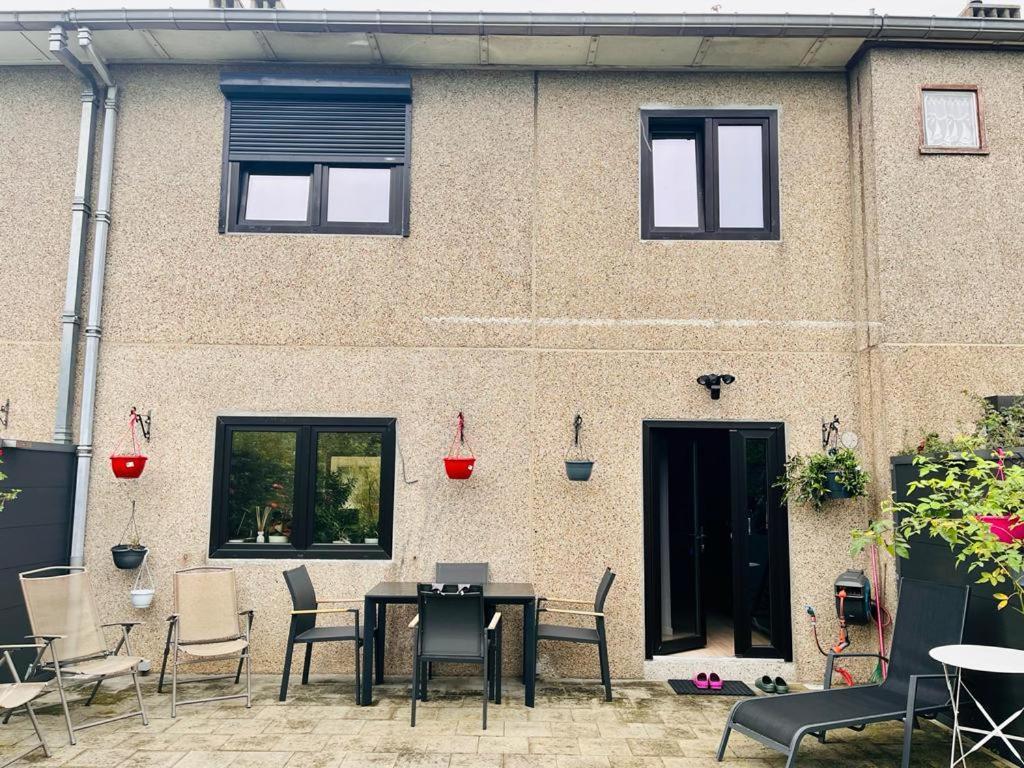 Homestay Town House With Garden - 1 With Shared Bathroom *