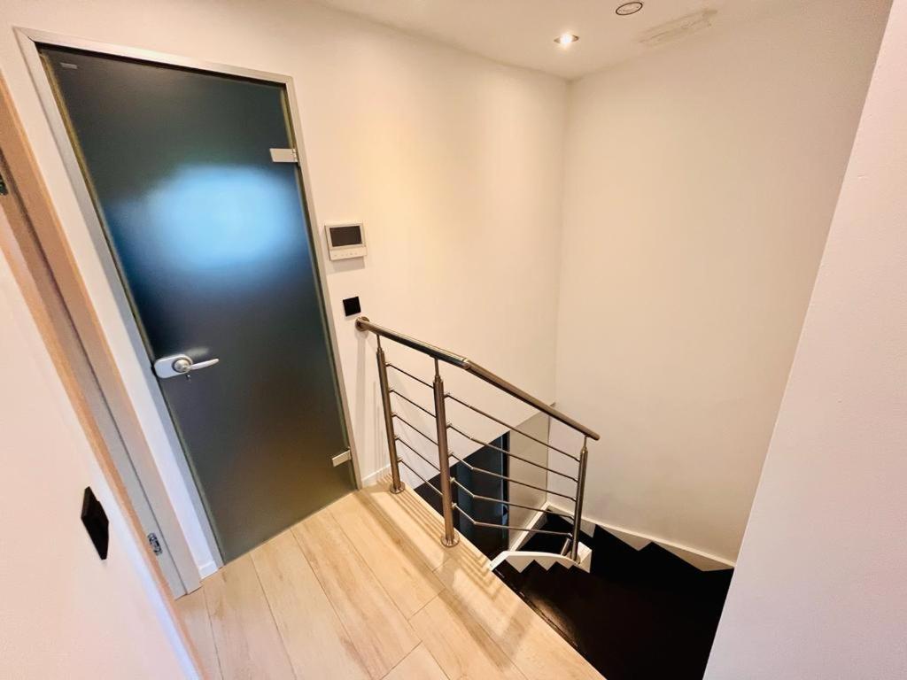 Town House With Garden - 1 With Shared Bathroom Homestay *