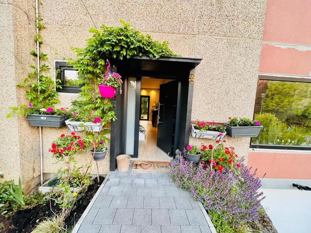 Homestay Town House With Garden - 1 With Shared Bathroom *