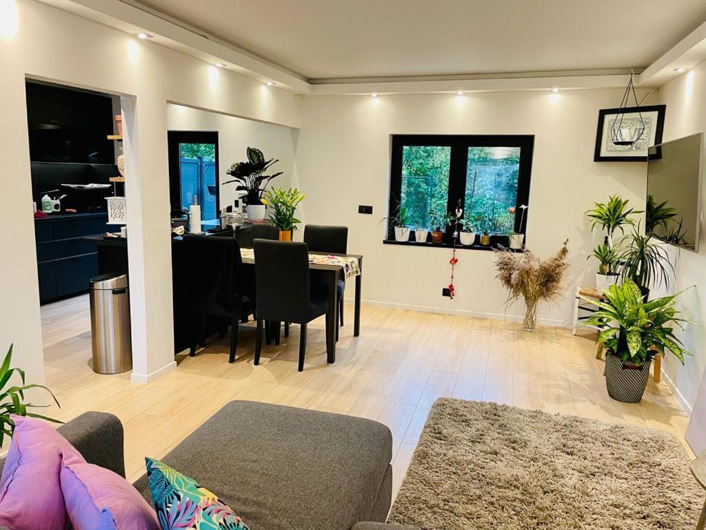 Town House With Garden - 1 With Shared Bathroom * Brussels