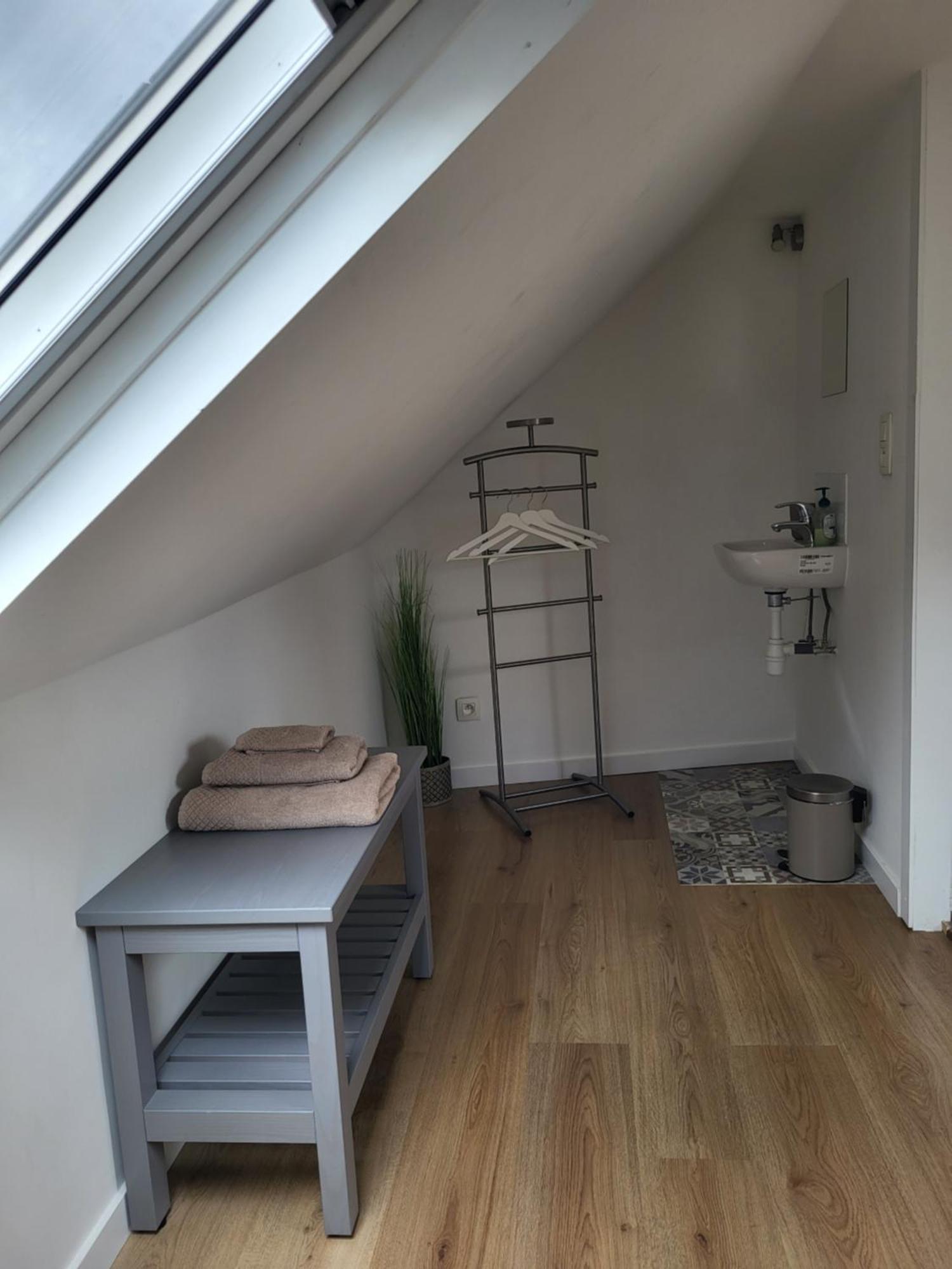 Bed & Blockchain Private With Shared Bathroom Guest house