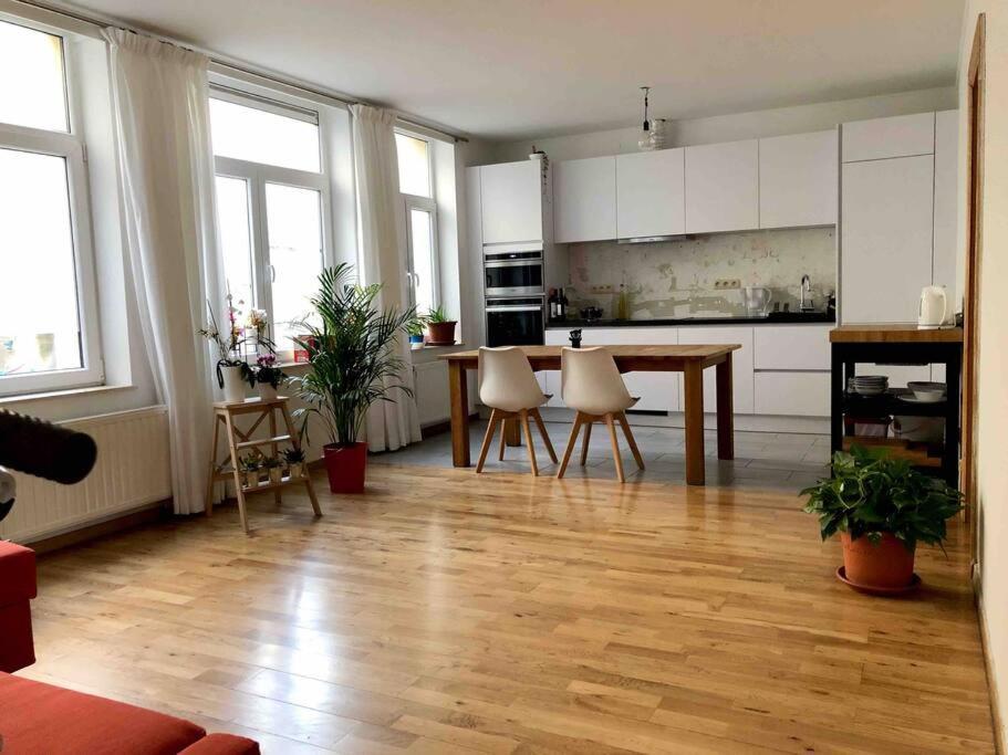 Bright, Spacious And Modern In Apartment
