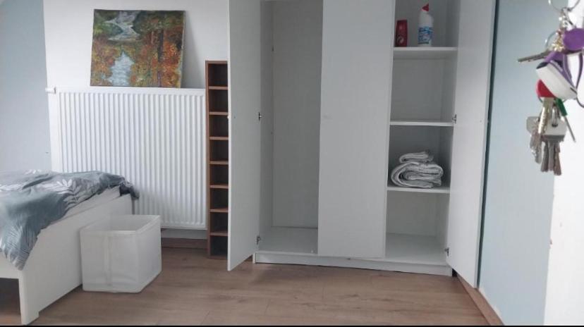 Homestay Deux Lits Celibataires 3eme Etage Petite Cle Rouge *