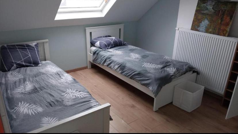 Deux Lits Celibataires 3eme Etage Petite Cle Rouge Homestay Brussels