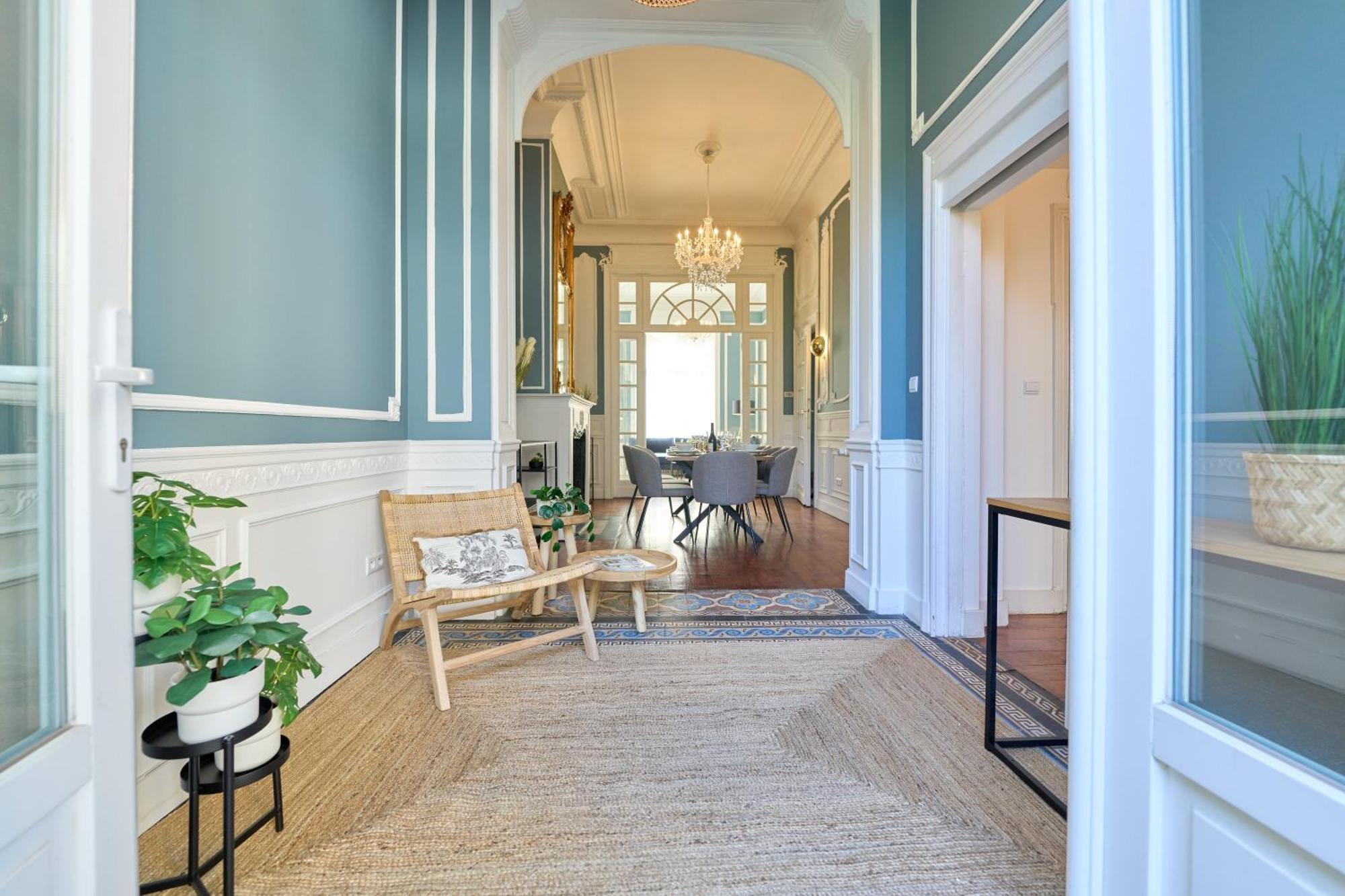 Luxurious 6-br Mansion Near European Union