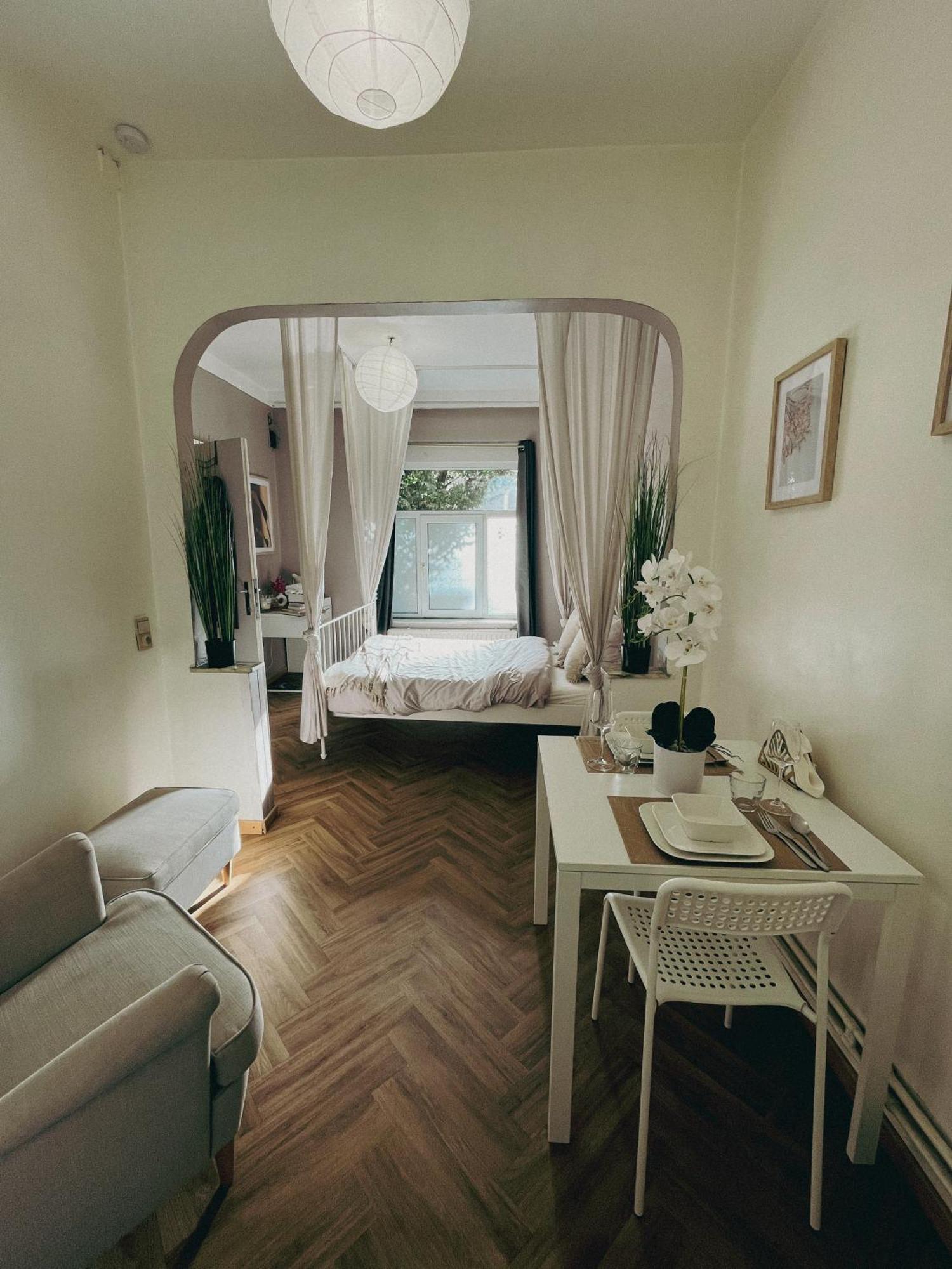 Ideal For Exploring Brussels, Close To Midi Station And Main Attractions Bruxelles