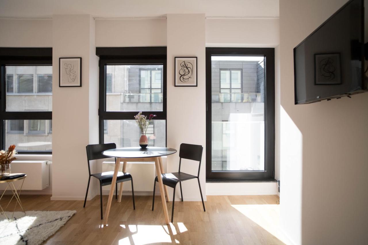 Fabulous Housings 2 Steps From Cee Apartment *