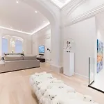 Luxury 3 Bedrooms Townhouse In Perfect Location