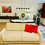 Urbanstay Suites Grand Place Luxury Apartment