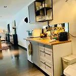 Down Town Spacious Loft Retreat With Private Parking