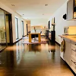 Down Town Spacious Loft Retreat With Private Parking