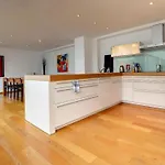 Down Town Spacious Duplex With Private Parking & Game Room
