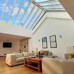 Down Town Spacious Duplex With Private Parking & Game Room