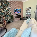 Modern & Cozy - Fast City Access
