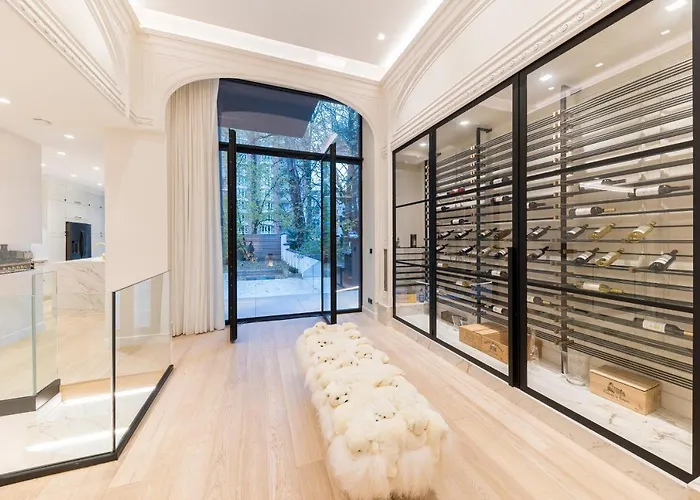 Luxury 3 Bedrooms Townhouse In Perfect Location