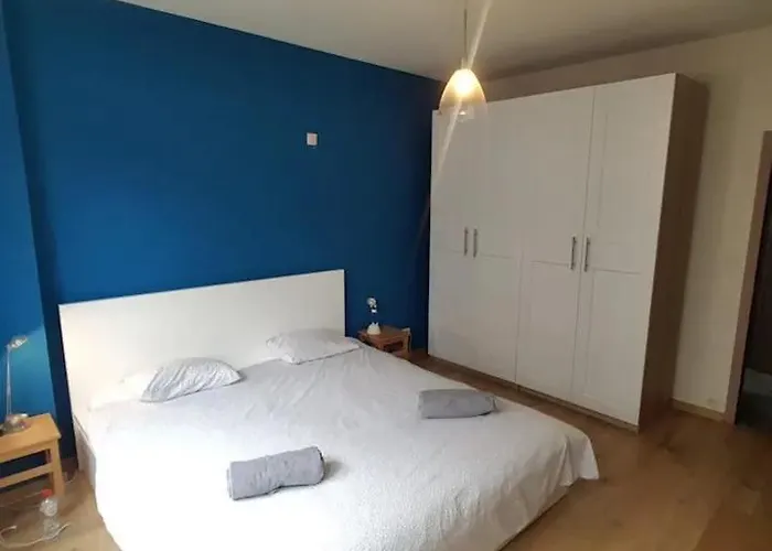 Appartement Entierement Renove Et Equipe De Deux Chambres Dans Le Quartier Schuman