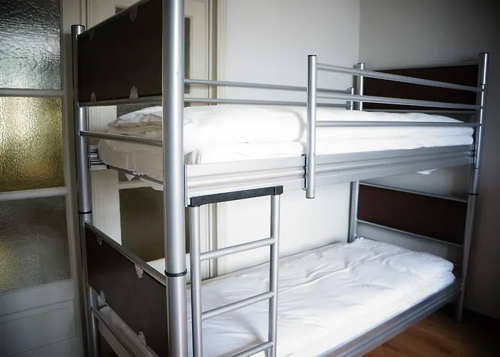 Es Hostel Midi
