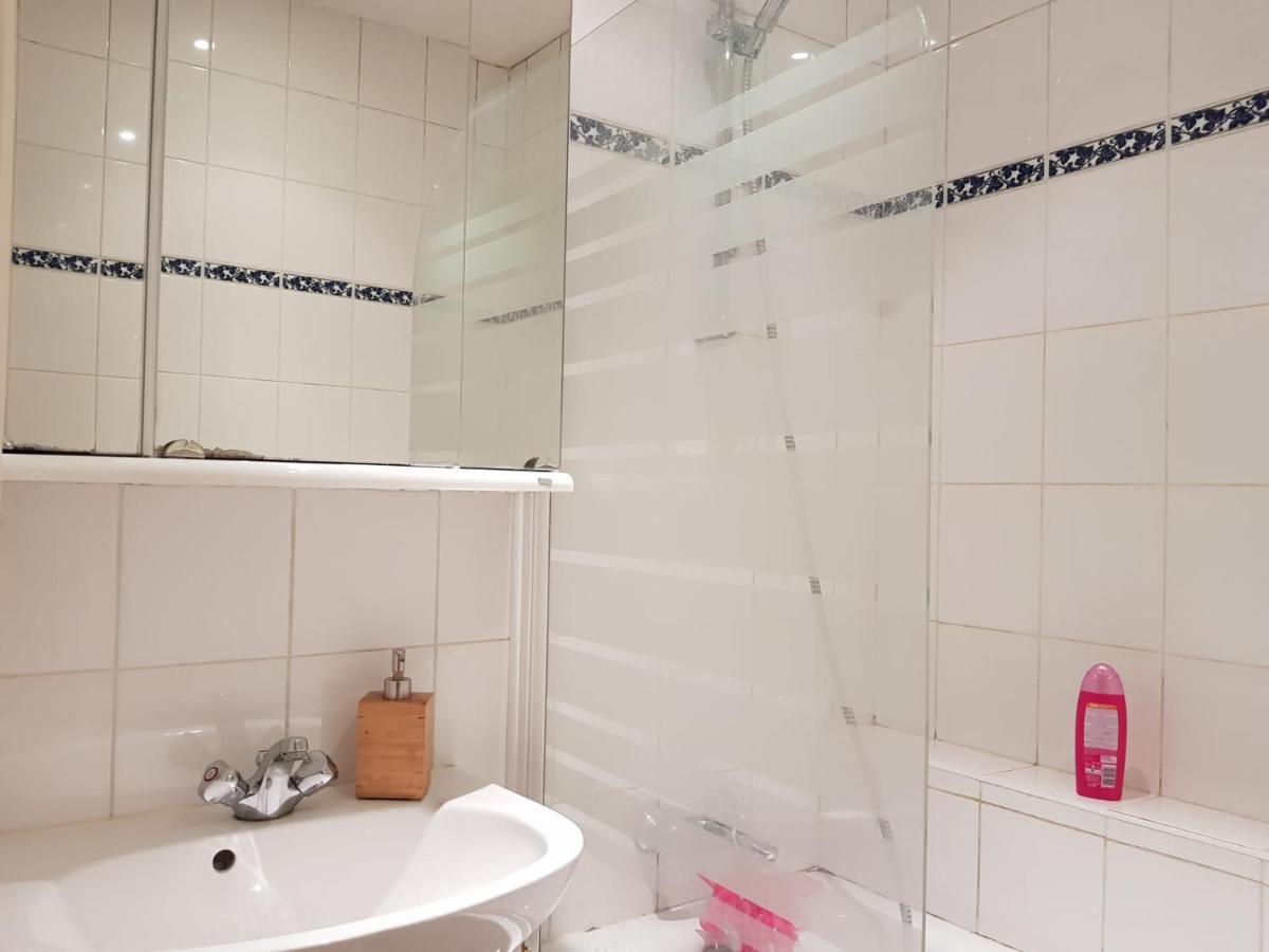 Privatunterkunft With A Private Bathroom In Eu District