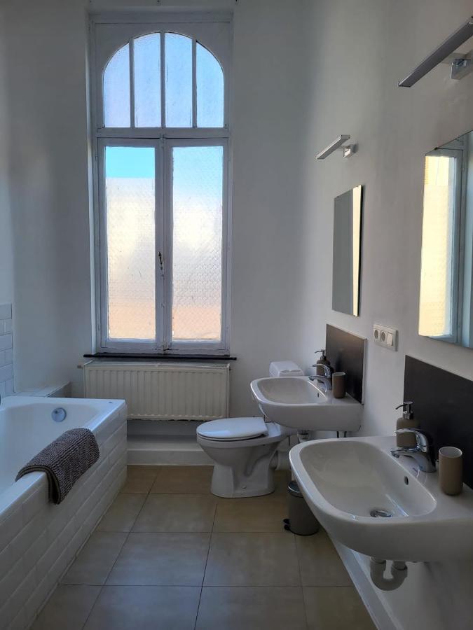 Bed & Blockchain Private With Shared Bathroom Bruxelles