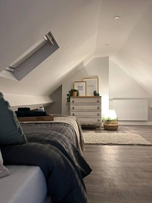 Lovely 2-bedroom Duplex W/ Balcony In Appartement