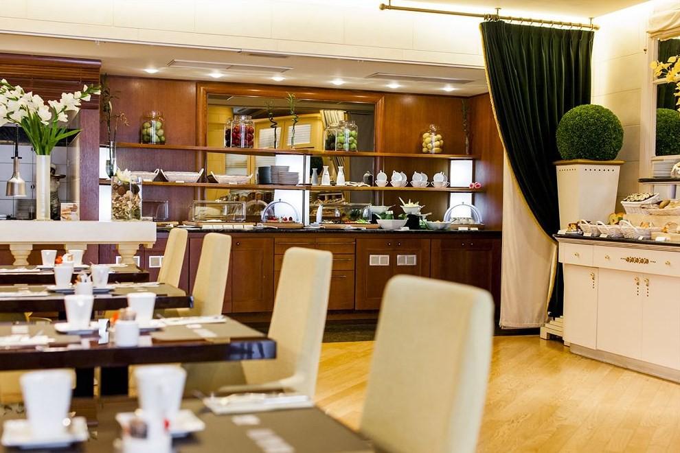 Le Chatelain Hotel 5*