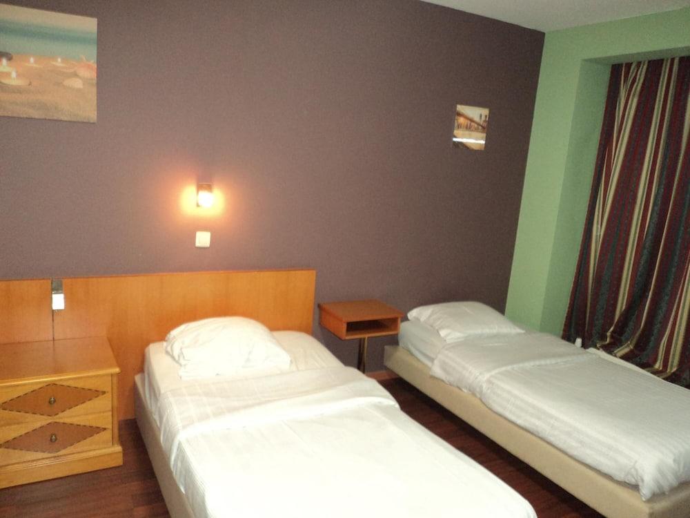 Albert Hotel Hotel