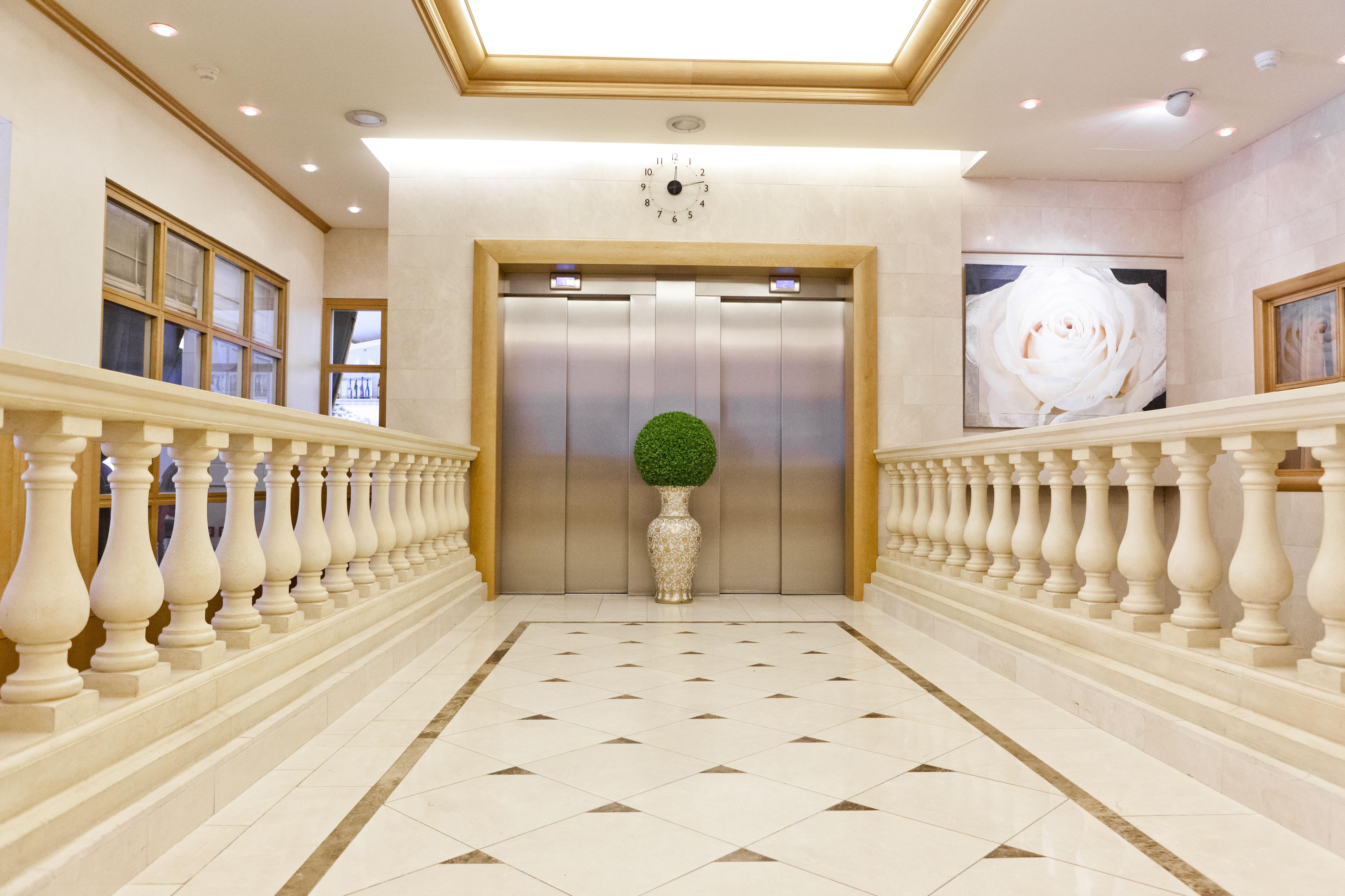 Le Chatelain Hotel 5*