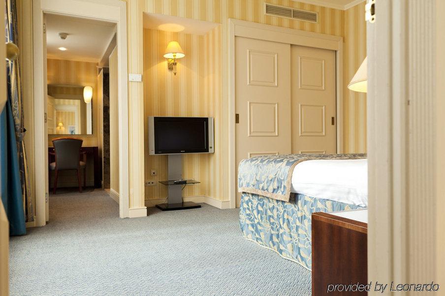 Le Chatelain Hotel
