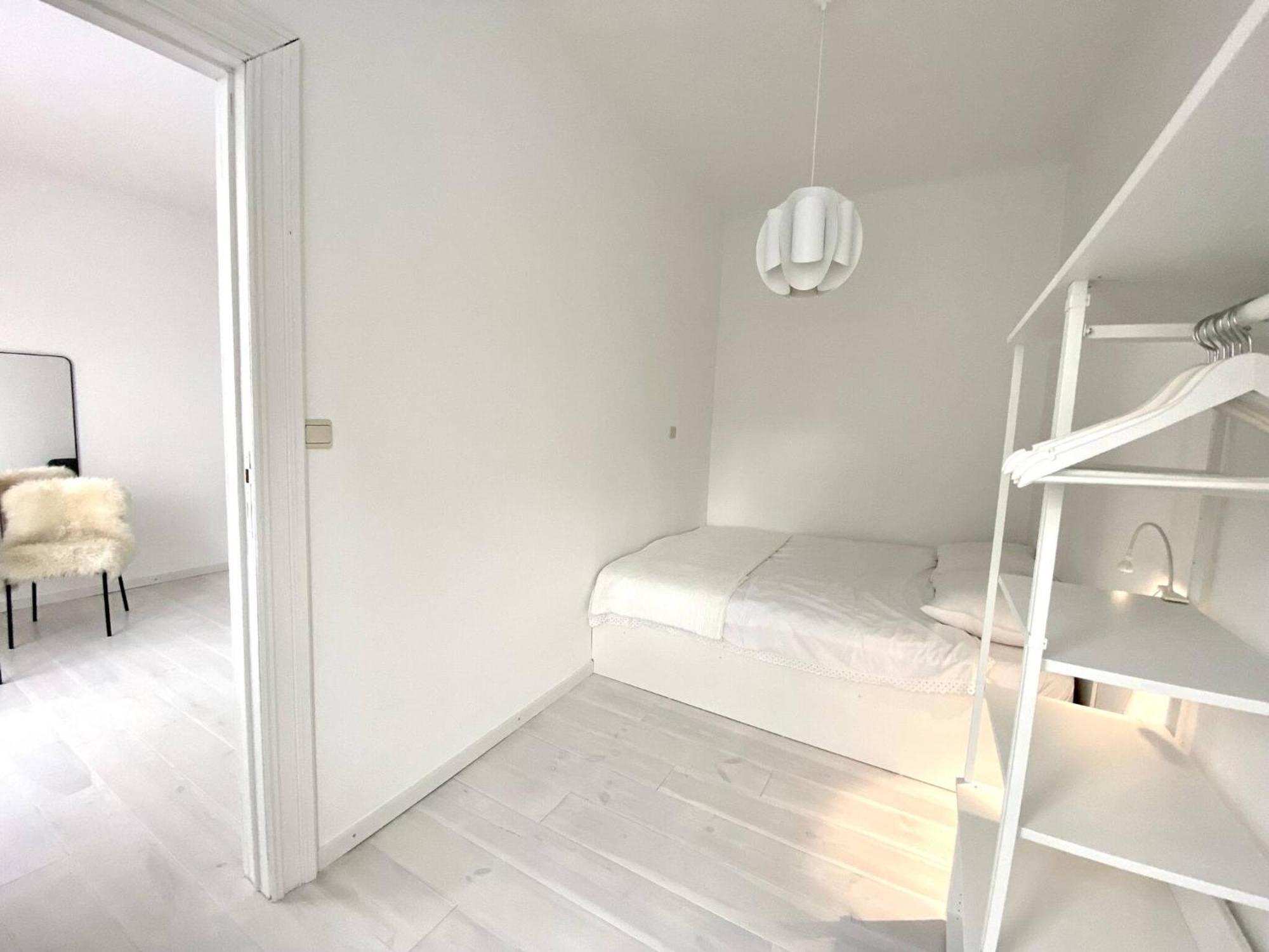 Apartment Wit Ii, Near Metro, Train N7670 *