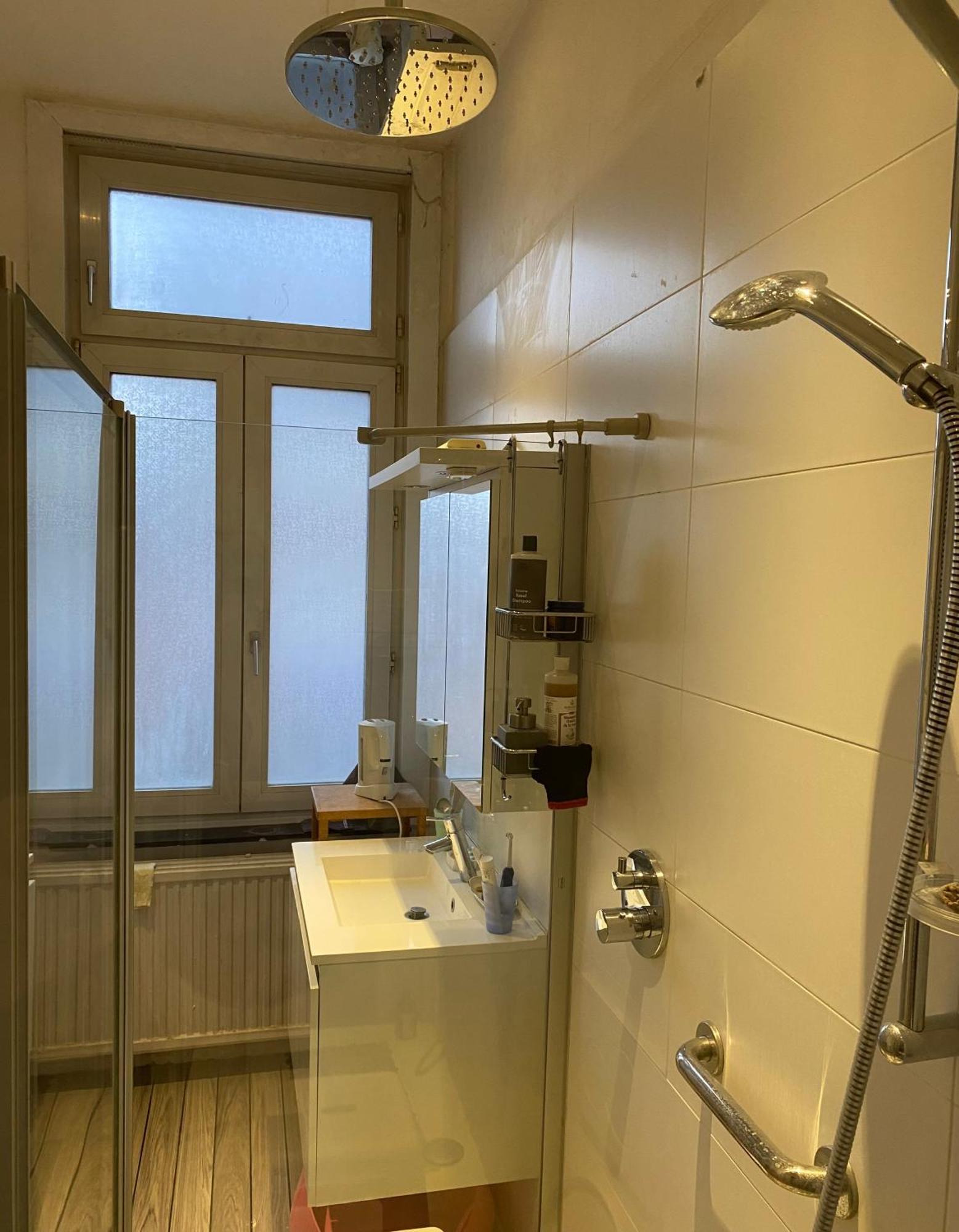 - Private Bedroom And Bathroom Brüssel