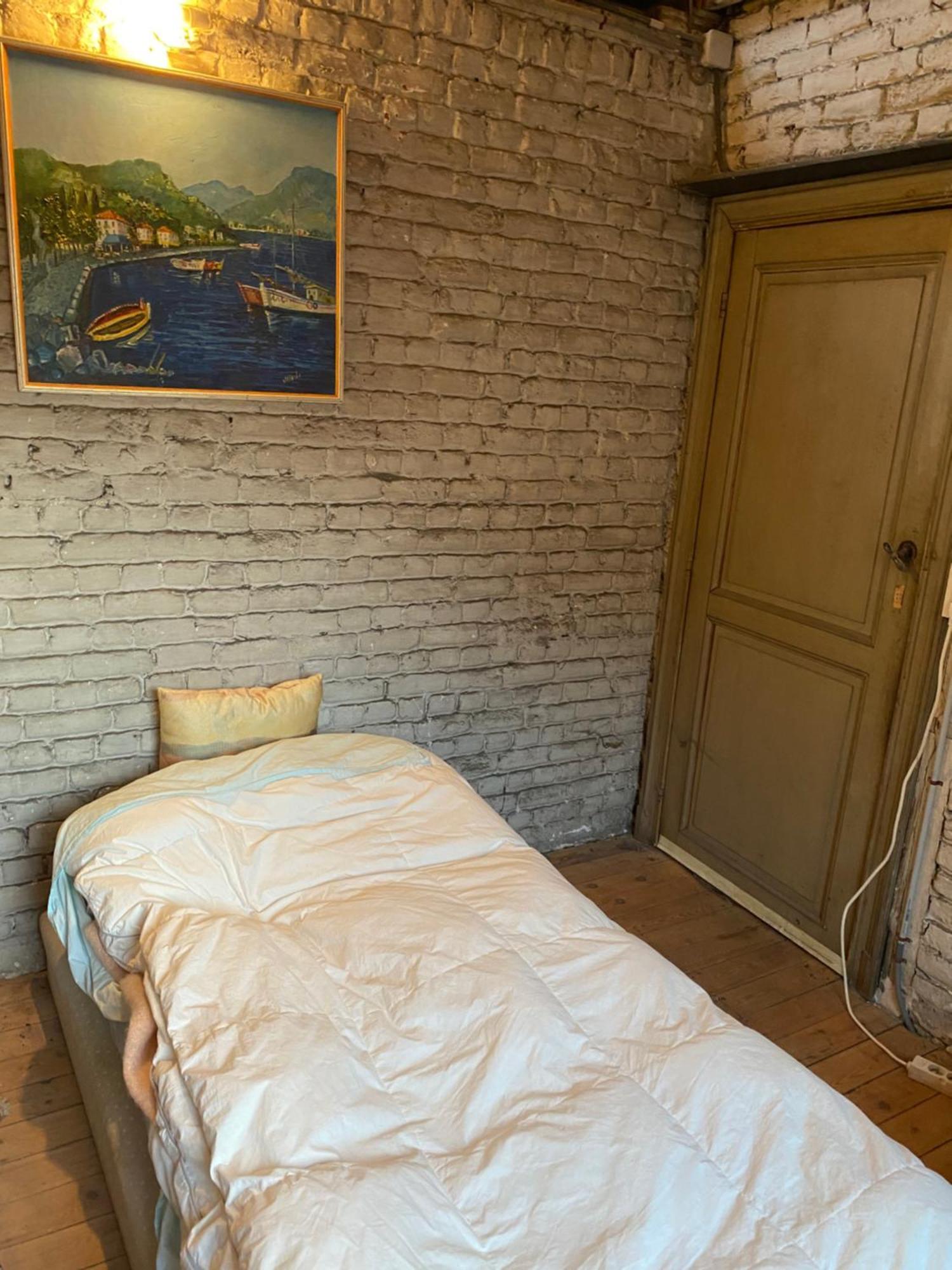 - Private Bedroom And Bathroom Brüssel