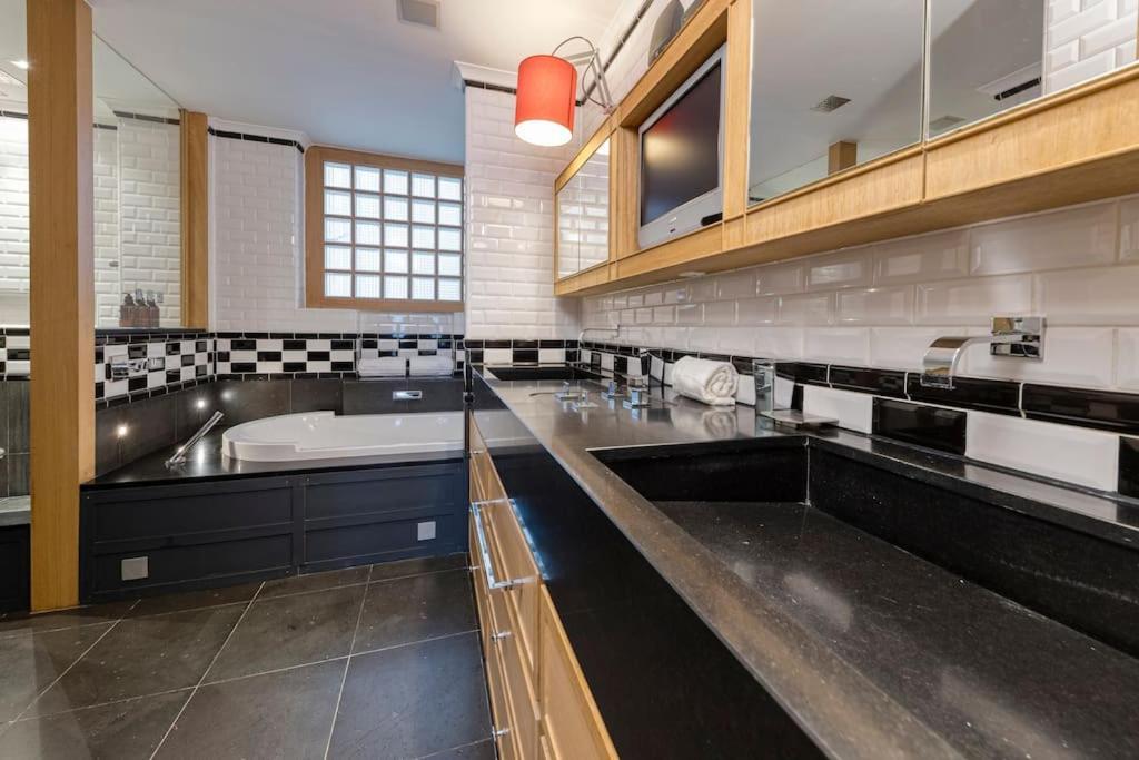 Luxury: 3br, Prime Location *