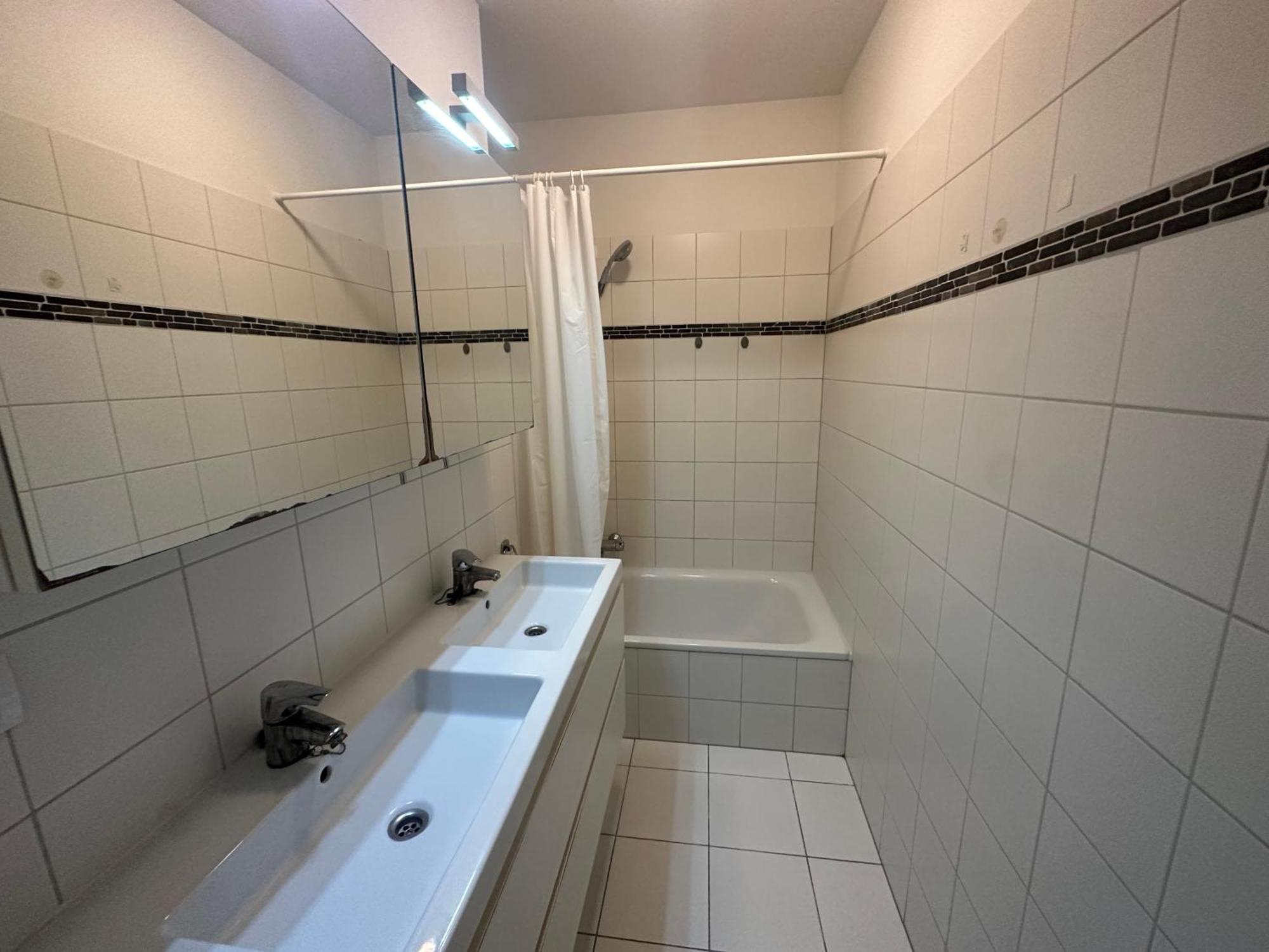 2 Bedroom In Center With Balcony Apartment