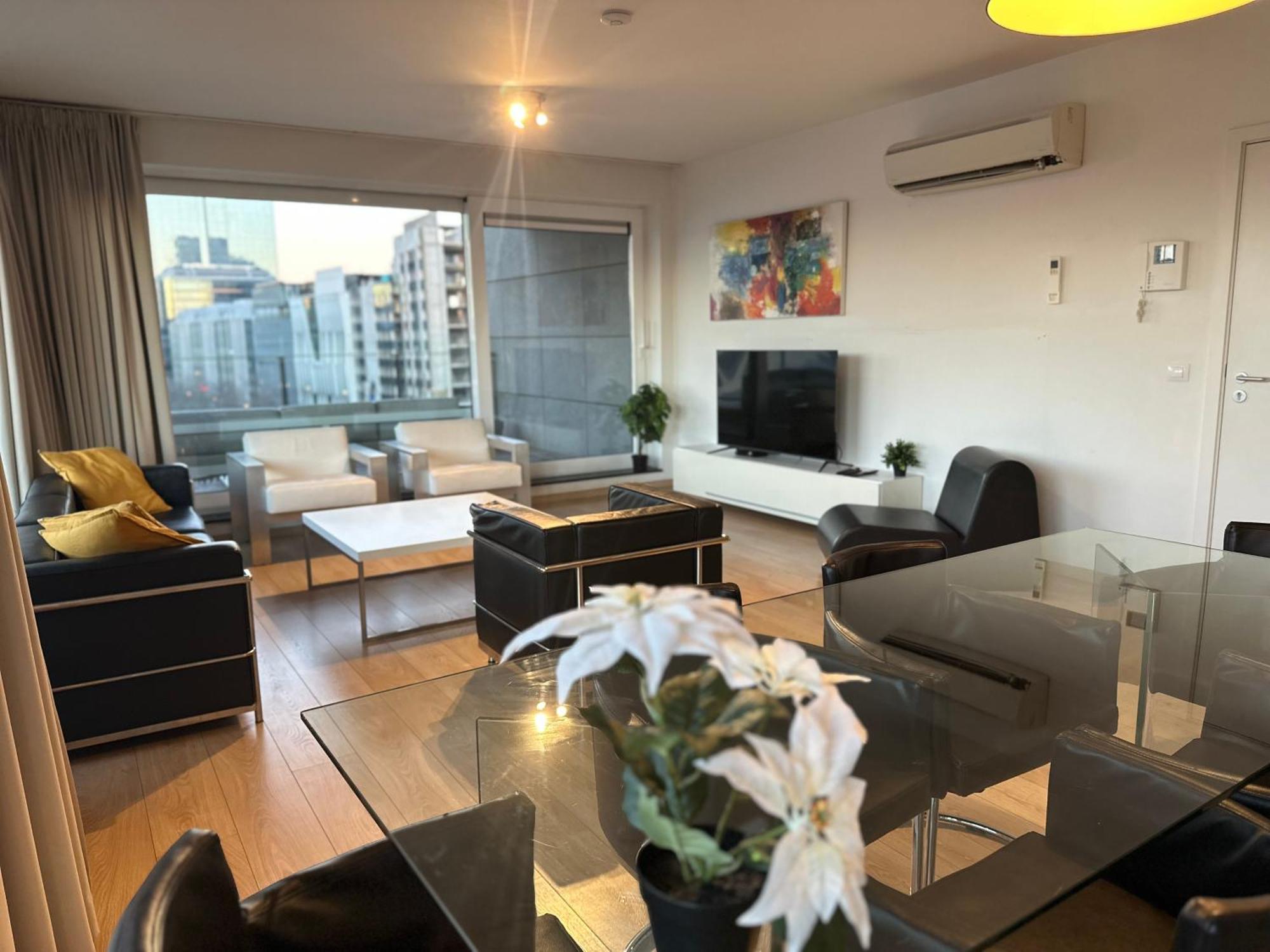 With Stunning View In Center Apartment *