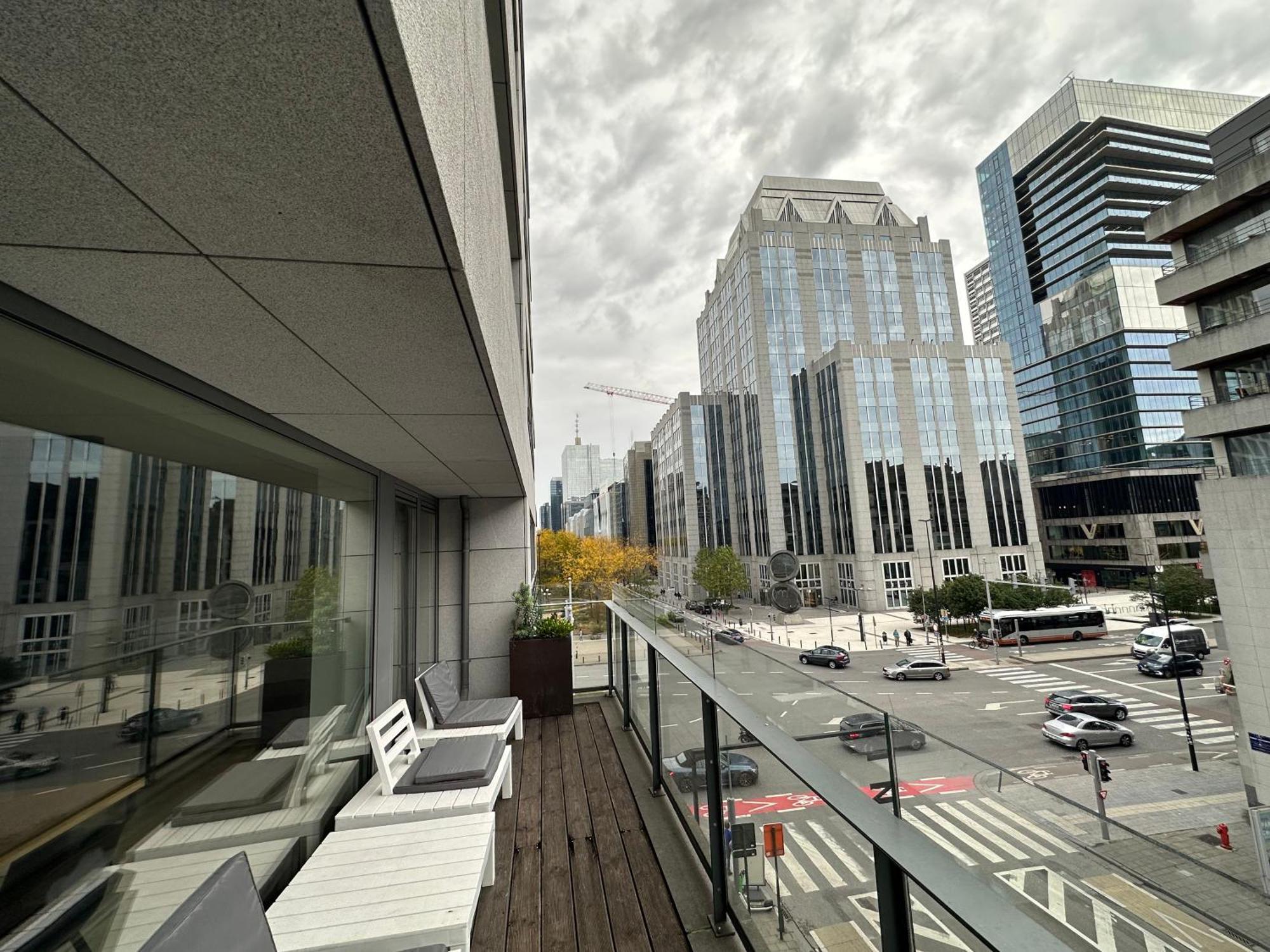 3 Bedroom In Center With Balcony View *