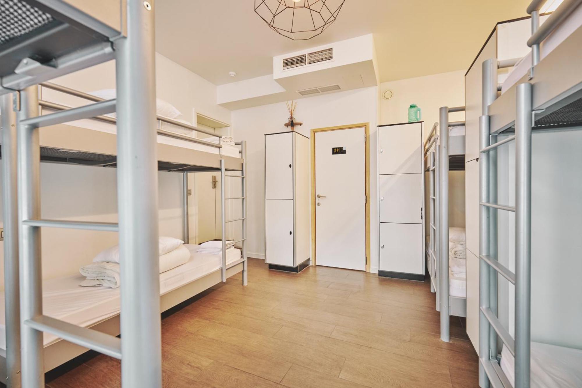 2go4 Quality Grand Place Hostel
