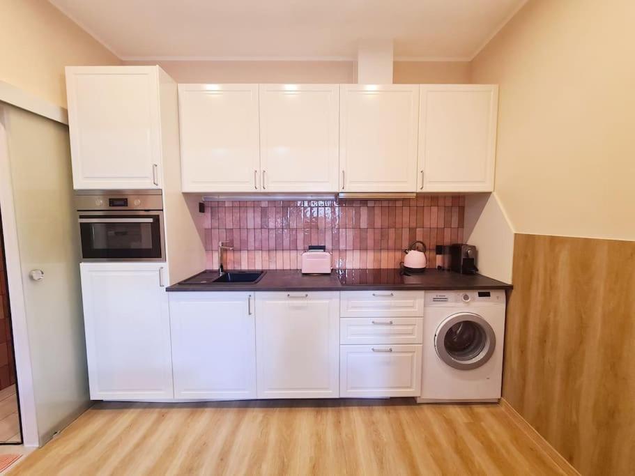 Magnolia Pink New And Fully Equipped Bruxelles
