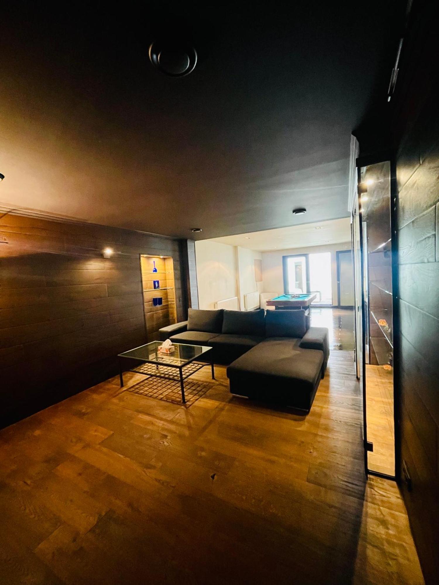 Down Town Spacious Loft Retreat With Private Parking