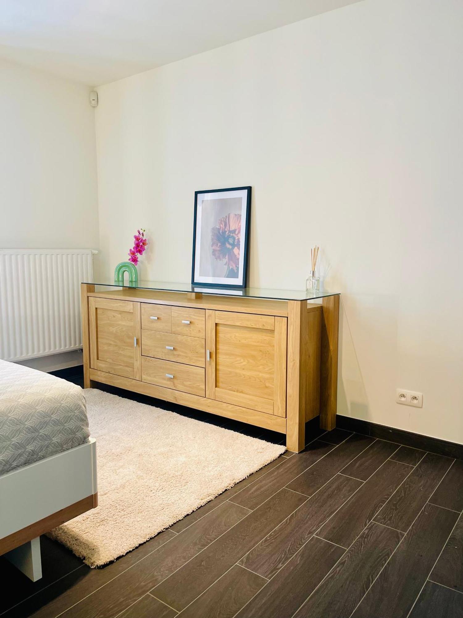 Down Town Spacious Loft Retreat With Private Parking *